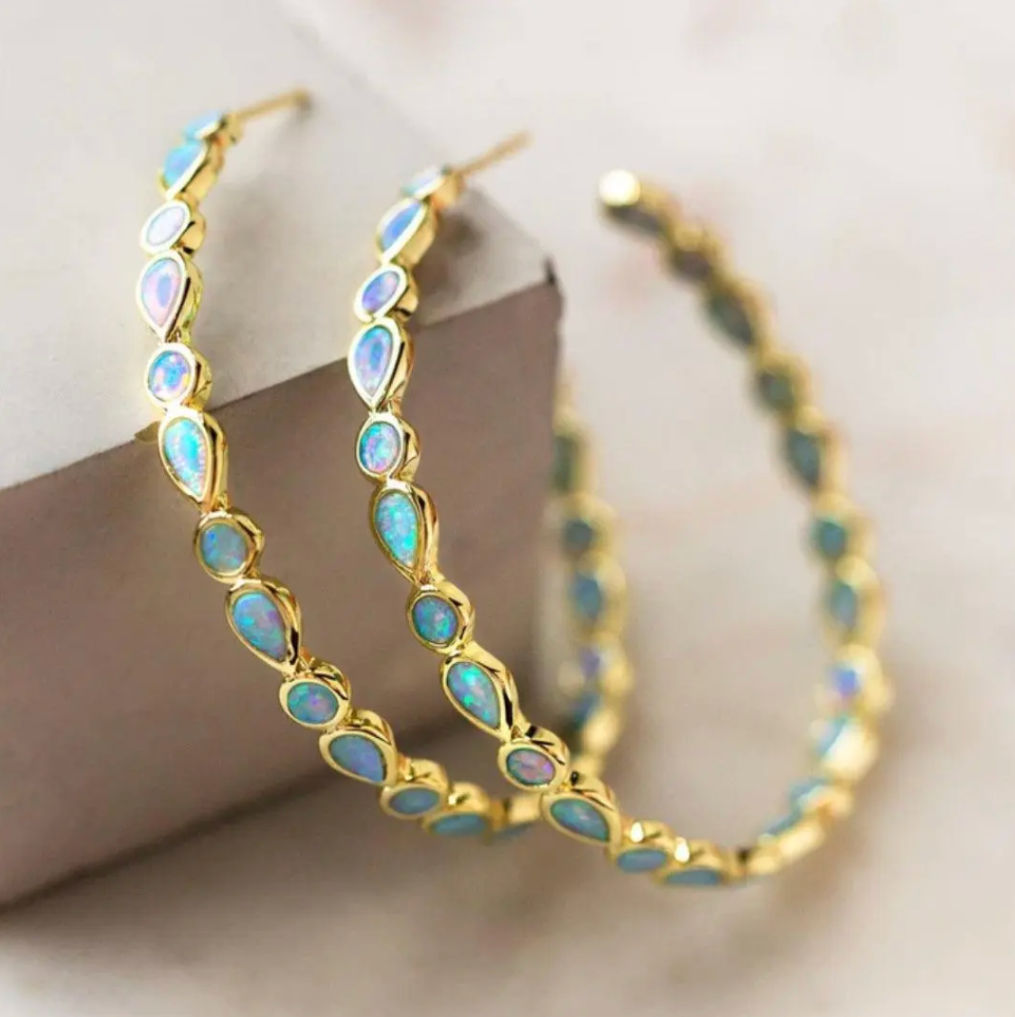 Vintage-inspirierte Ohrringe aus Gold mit blauem Opal