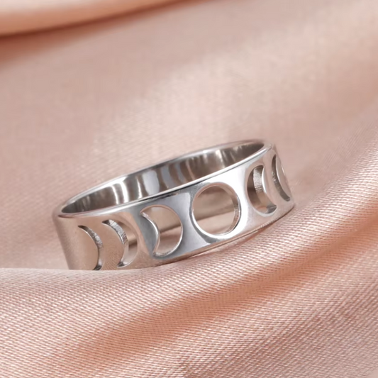 Zauberhafter hypoallergener 925 Sterling Silber plattierter Stahl Mondsichel Ring für eine magische Halloween-Nacht