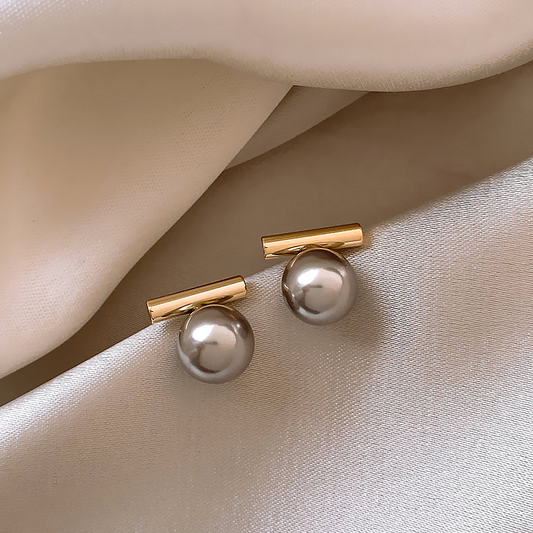 Elegante Dunkle Perlenohrstecker