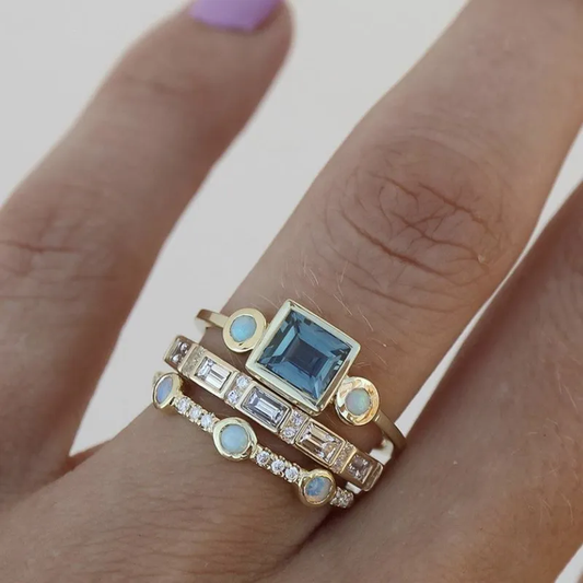 Stilvolles Ring-Set mit blauem Kristall