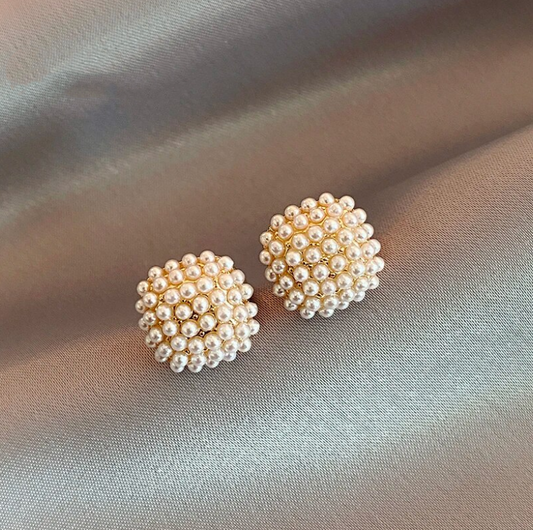 Elegante Ohrringe mit eingelegten Perlen